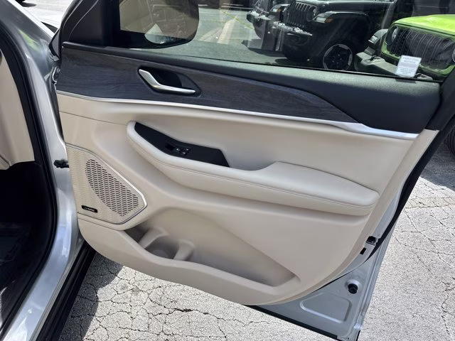 2022 Silver Zynith Jeep Grand Cherokee L Limited RWD SUV