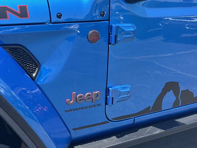 2025 Hydro Blue Pearl Coat Jeep Wrangler Rubicon X 4X4 Convertible