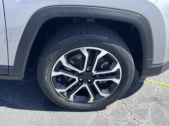 2023 Billet Silver Metallic Clearcoat Jeep Compass Limited 4X4 SUV