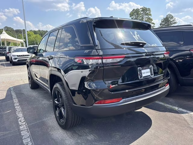 2026 Diamond Black Crystal Pearlcoat Jeep Grand Cherokee Limited 4X4 SUV
