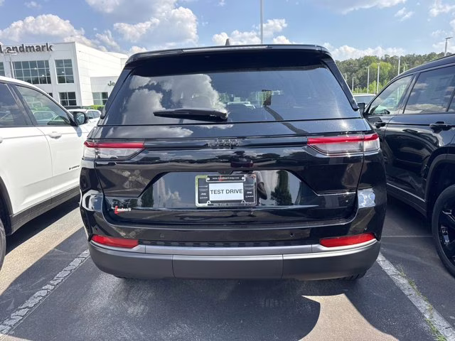 2026 Diamond Black Crystal Pearlcoat Jeep Grand Cherokee Limited 4X4 SUV