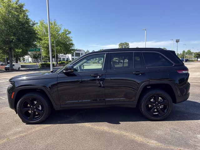 2026 Diamond Black Crystal Pearlcoat Jeep Grand Cherokee Limited 4X4 SUV