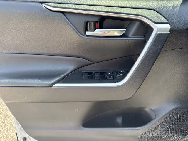 2021 Super White Toyota RAV4 XLE FWD SUV