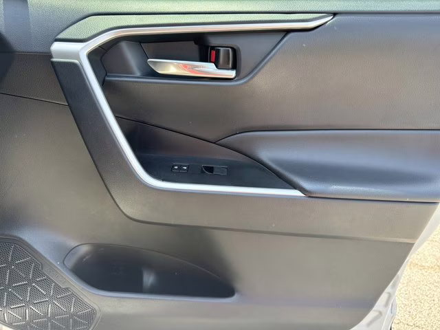 2021 Super White Toyota RAV4 XLE FWD SUV