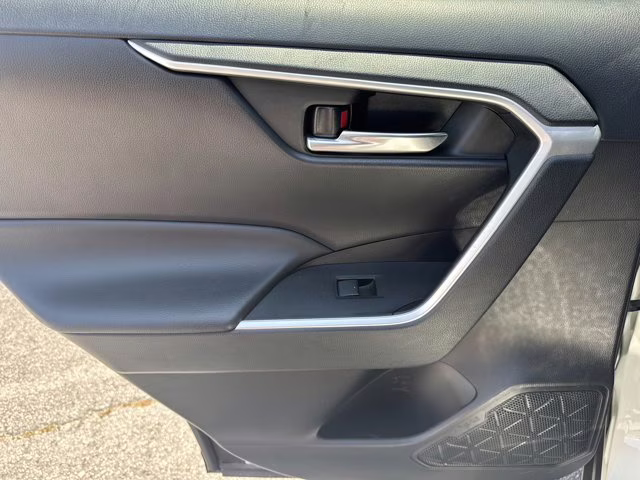 2021 Super White Toyota RAV4 XLE FWD SUV