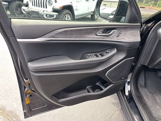 2023 Diamond Black Crystal Pearlcoat Jeep Grand Cherokee Limited 4X4 SUV