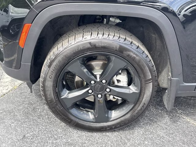 2023 Diamond Black Crystal Pearlcoat Jeep Grand Cherokee Limited 4X4 SUV