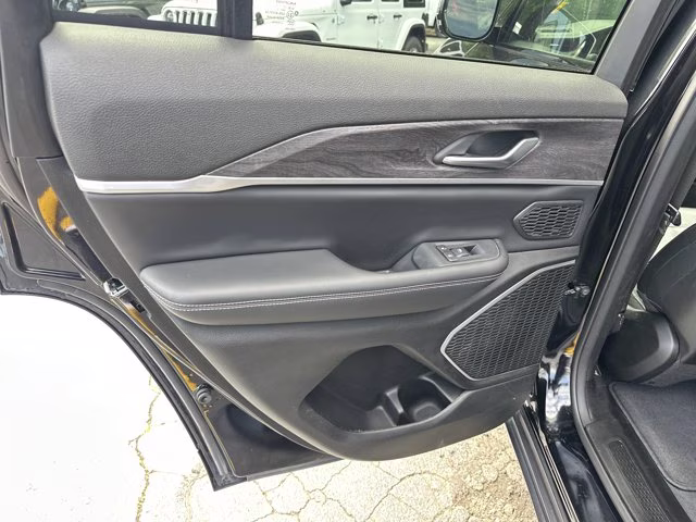 2023 Diamond Black Crystal Pearlcoat Jeep Grand Cherokee Limited 4X4 SUV