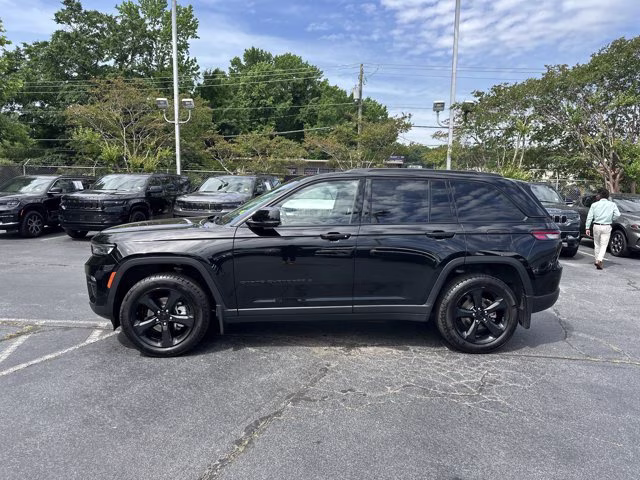 2023 Diamond Black Crystal Pearlcoat Jeep Grand Cherokee Limited 4X4 SUV