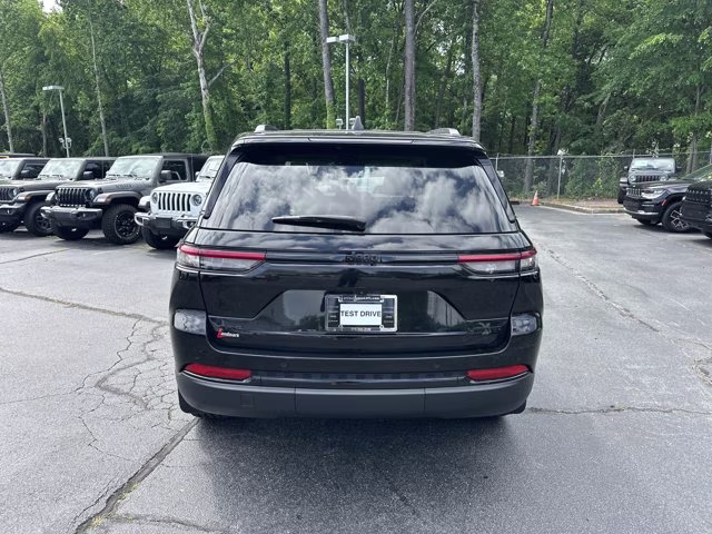 2023 Diamond Black Crystal Pearlcoat Jeep Grand Cherokee Limited 4X4 SUV