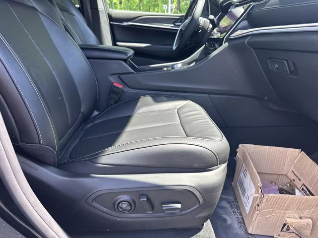 2024 Diamond Black Crystal Pearlcoat Jeep Grand Cherokee Limited 4X4 SUV