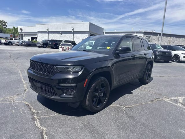 2024 Diamond Black Crystal Pearlcoat Jeep Grand Cherokee Limited 4X4 SUV