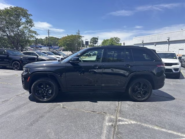 2024 Diamond Black Crystal Pearlcoat Jeep Grand Cherokee Limited 4X4 SUV