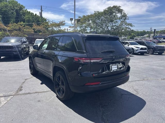 2024 Diamond Black Crystal Pearlcoat Jeep Grand Cherokee Limited 4X4 SUV