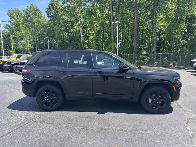 2024 Diamond Black Crystal Pearlcoat Jeep Grand Cherokee Limited 4X4 SUV