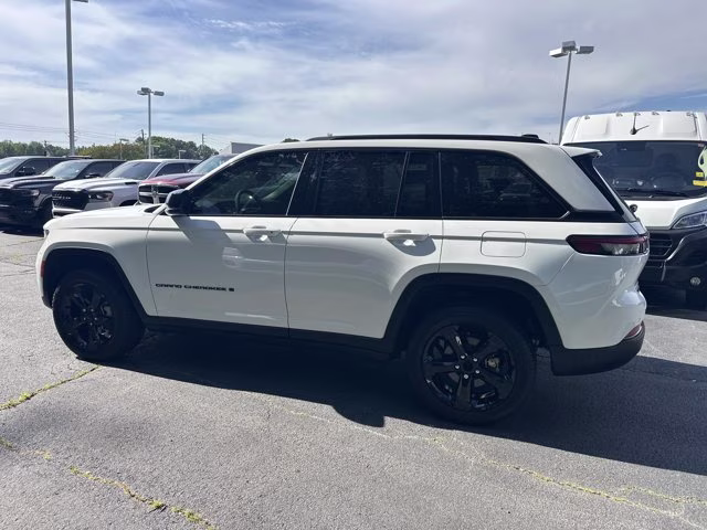 2024 Bright White Clearcoat Jeep Grand Cherokee Limited 4X4 SUV