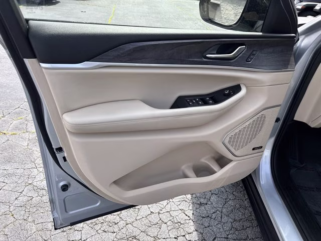 2022 Silver Zynith Jeep Grand Cherokee L Limited RWD SUV