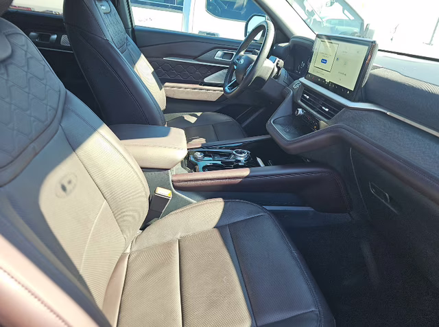 2025 White Metallic Ford Explorer Platinum 4X4 SUV