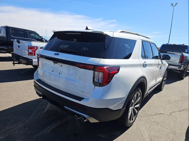 2025 White Metallic Ford Explorer Platinum 4X4 SUV