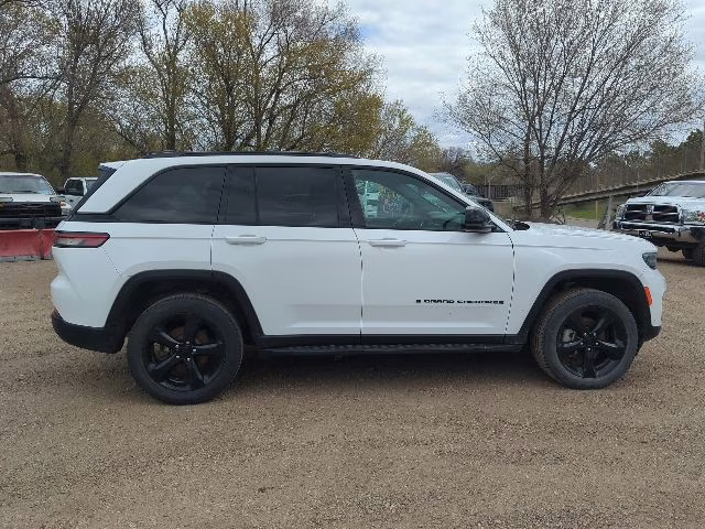 2024 Diamond Black Crystal Pearlcoat Jeep Grand Cherokee Limited 4X4 SUV