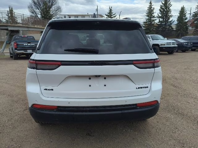 2024 Diamond Black Crystal Pearlcoat Jeep Grand Cherokee Limited 4X4 SUV