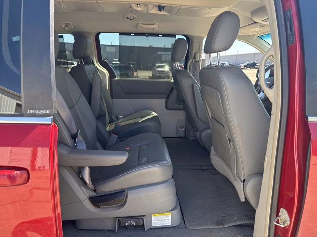 2008 Inferno Red Crystal Pearlcoat/Black Vinyl Top Chrysler Town & Country Touring FWD Van