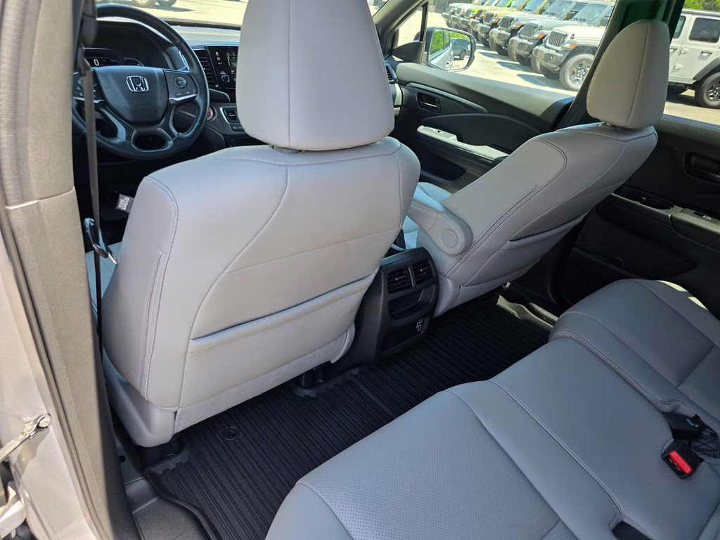 2023 Lunar Silver Metallic Honda Passport EX-L AWD SUV
