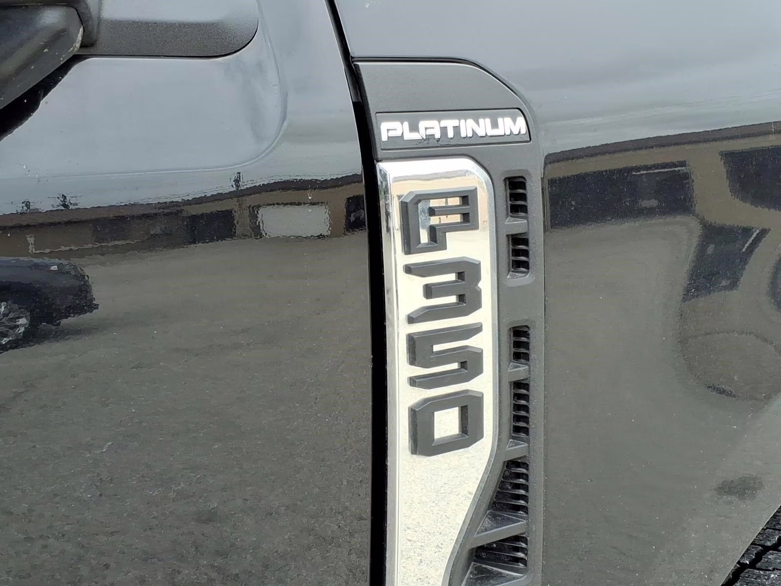 2024 Black Metallic Ford Super Duty F-350 SRW Platinum 4X4 Truck