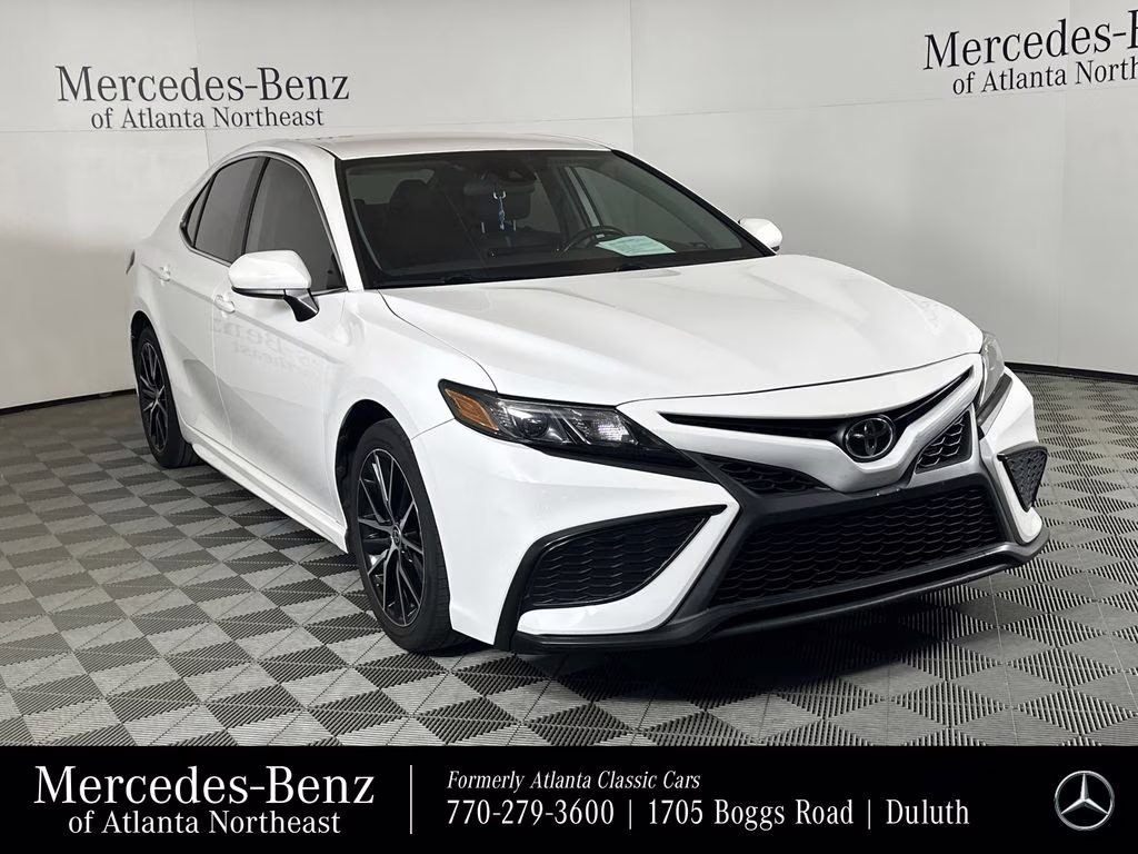 2021 Super White Toyota Camry SE FWD Sedan