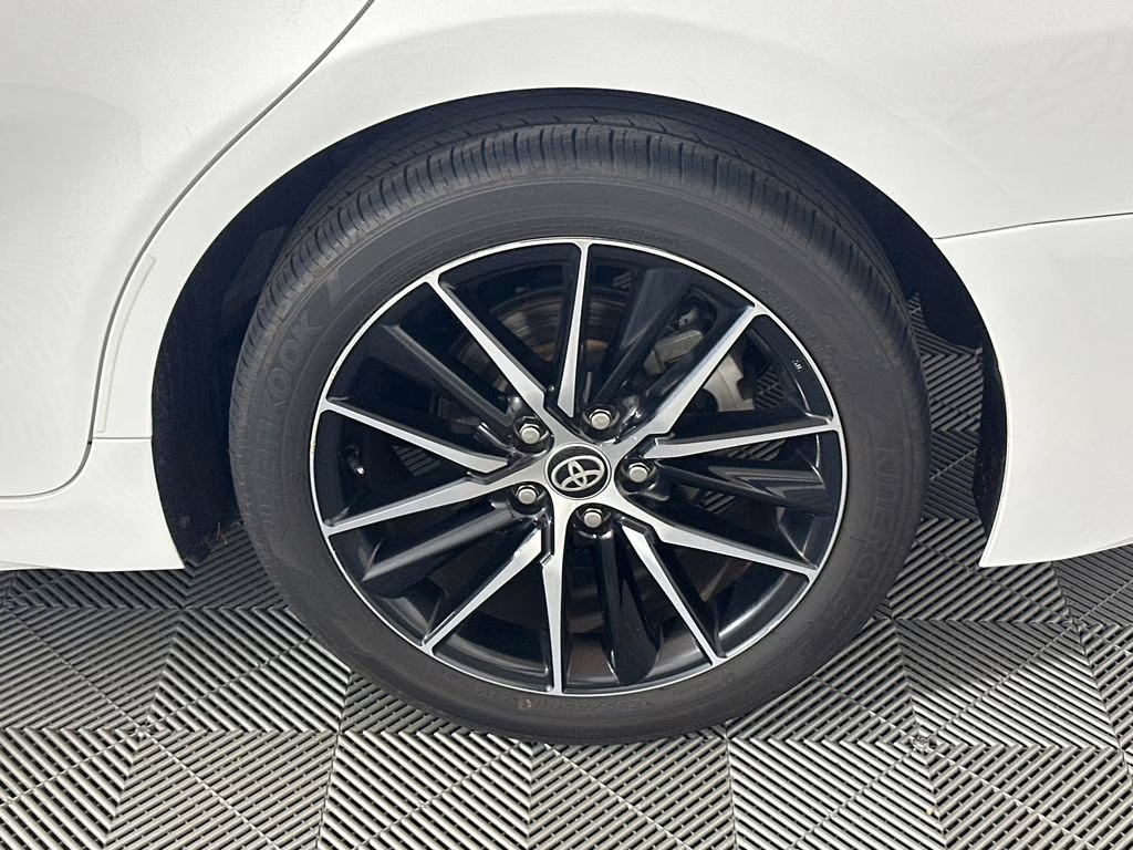 2021 Super White Toyota Camry SE FWD Sedan