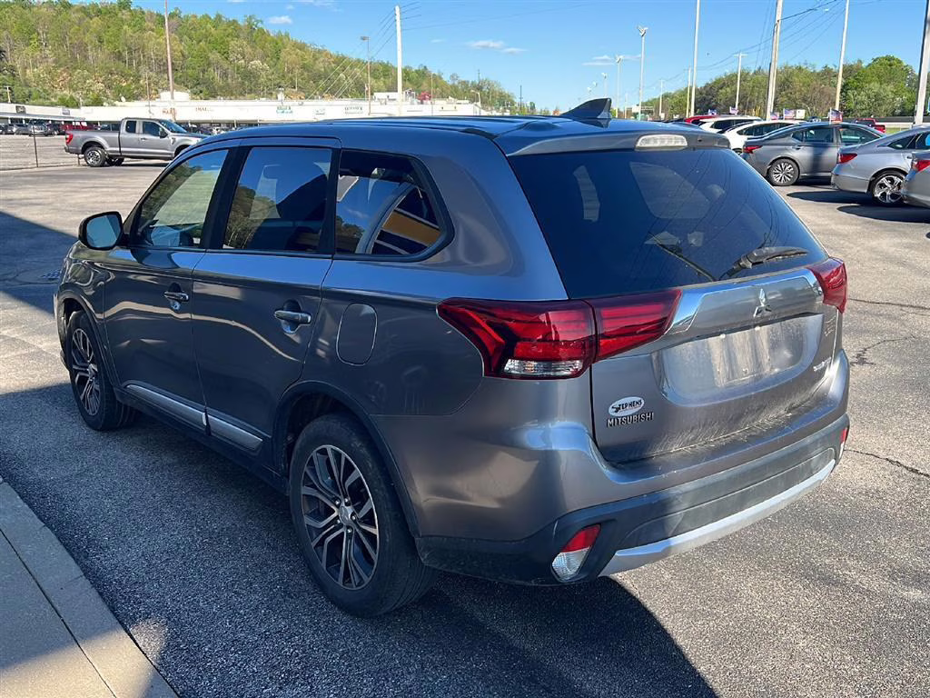 2018 Mercury Gray Metallic Mitsubishi Outlander ES 4X4 AWC