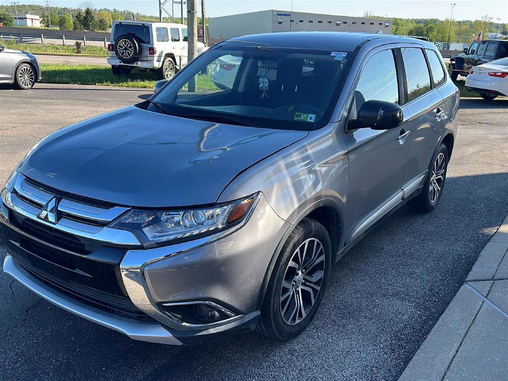 2018 Mercury Gray Metallic Mitsubishi Outlander ES 4X4 AWC
