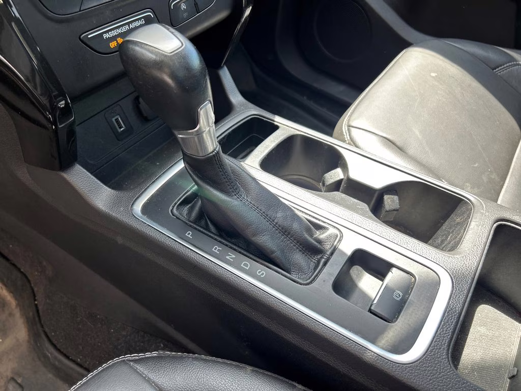 2017 White Platinum Metallic Tri-Coat Ford Escape Titanium FWD SUV