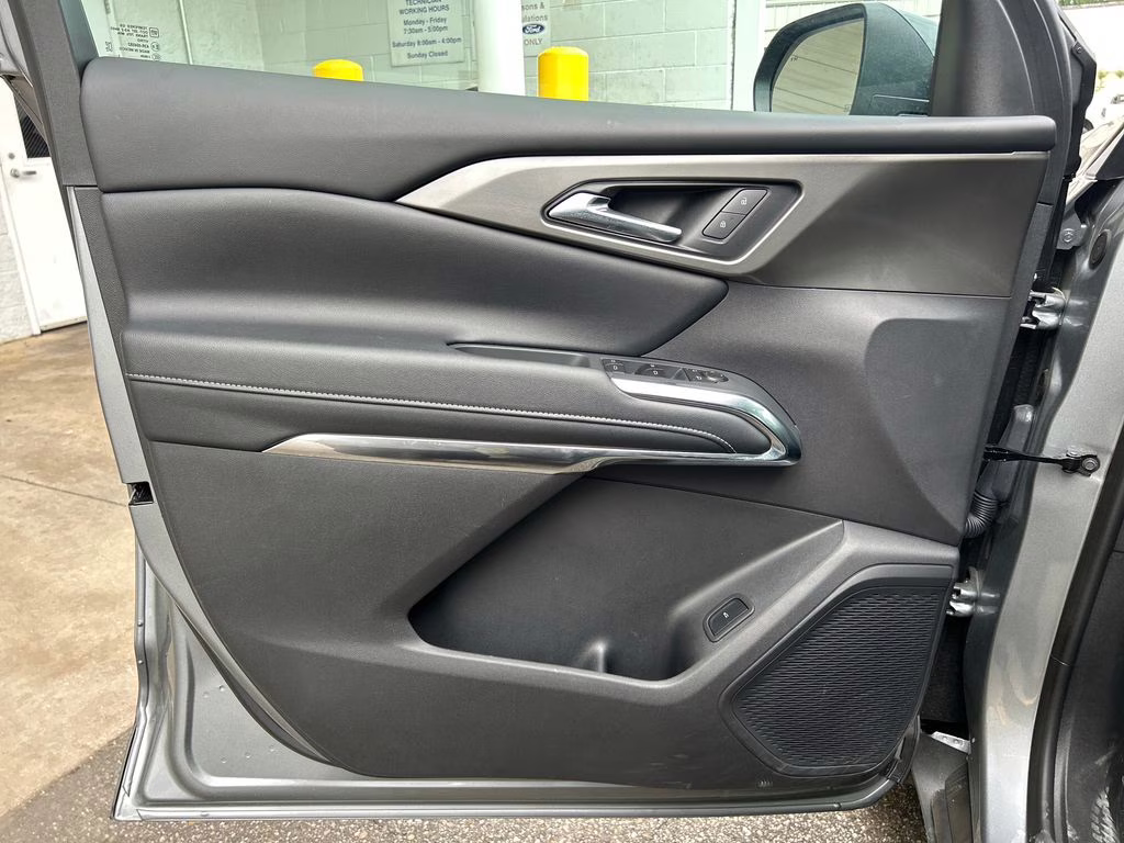 2026 Sterling Gray Metallic Chevrolet Traverse LT FWD SUV