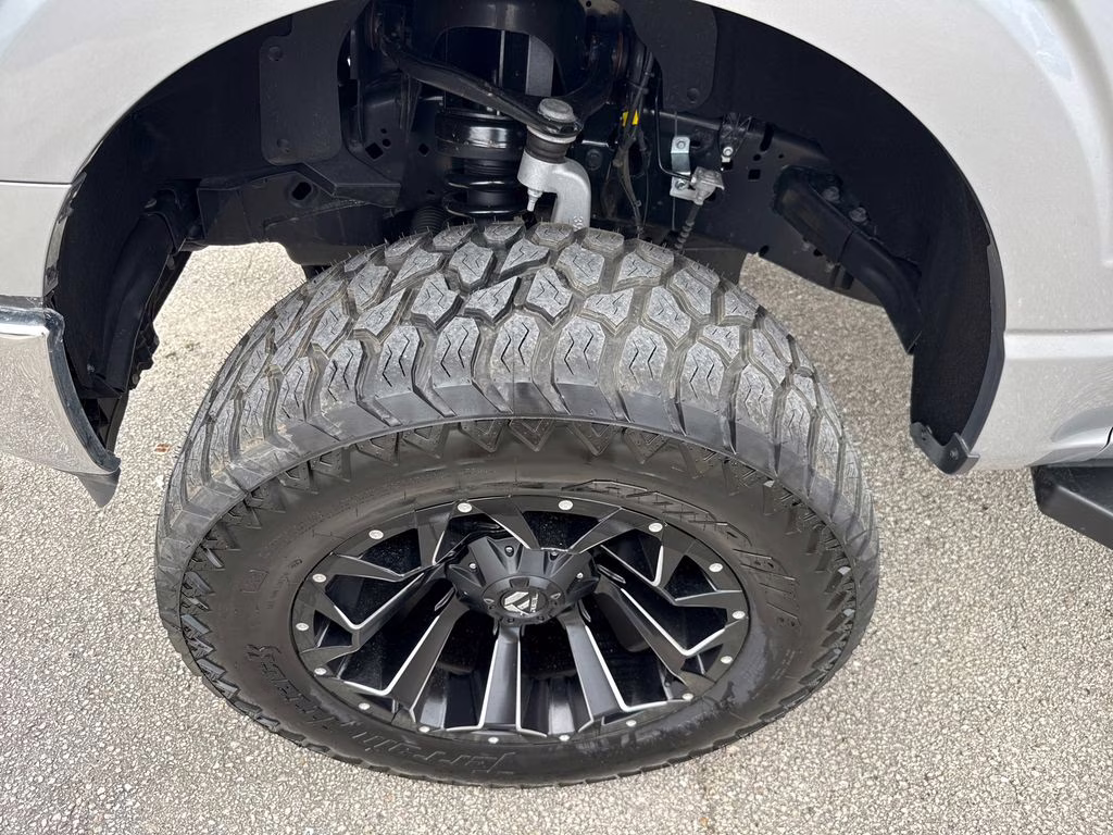 2025 Iconic Silver Metallic Ford F-150 XLT w/ LIFTKIT 4X4 Truck