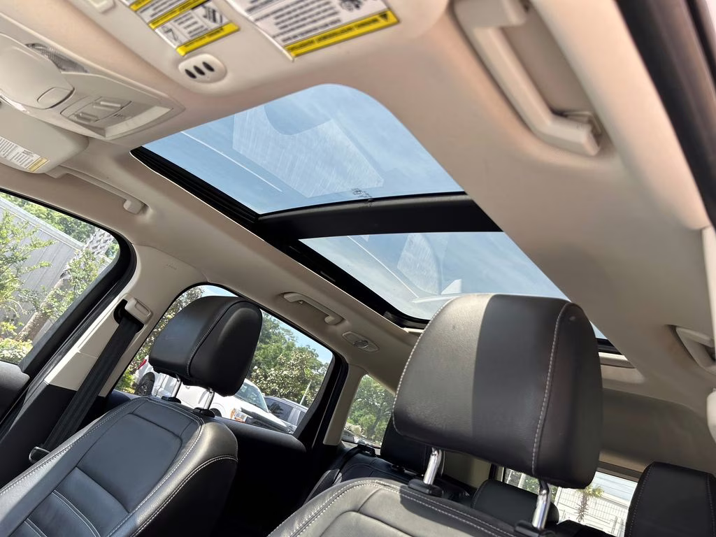 2017 White Platinum Metallic Tri-Coat Ford Escape Titanium FWD SUV