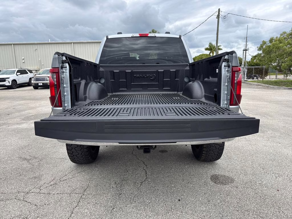 2025 Iconic Silver Metallic Ford F-150 XLT w/ LIFTKIT 4X4 Truck