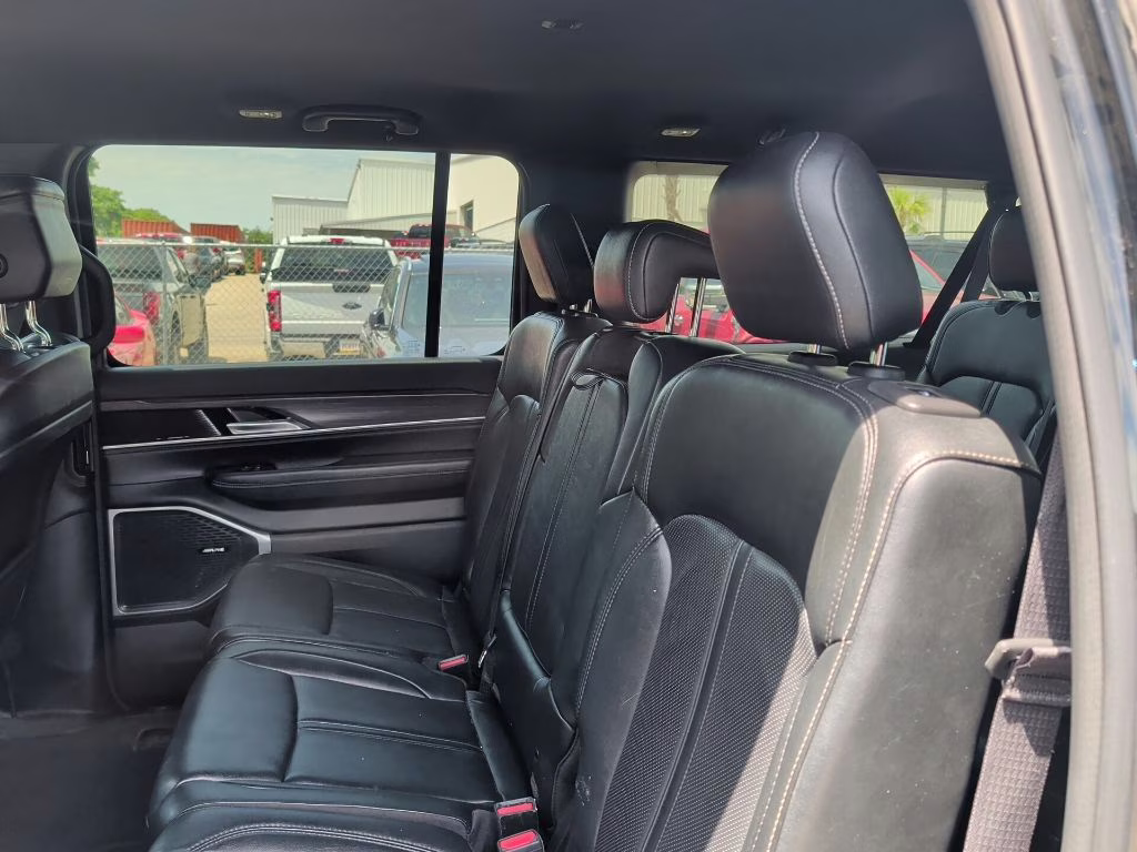 2023 Diamond Black Crystal Pearlcoat Jeep Wagoneer L Series II RWD SUV