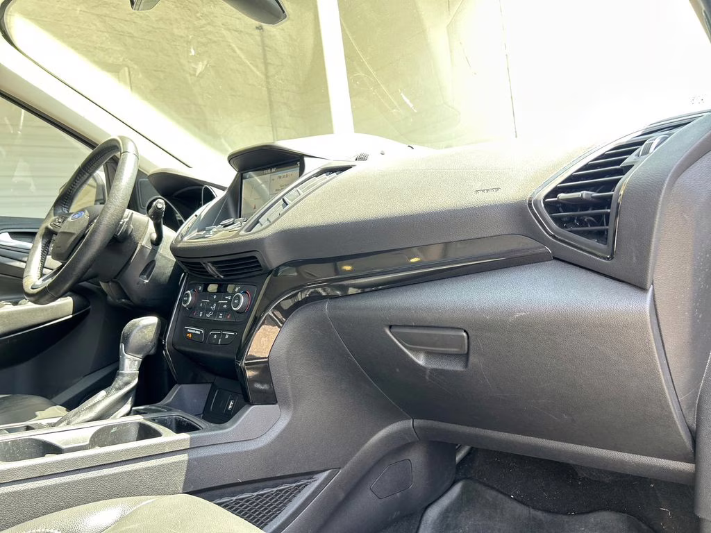 2017 White Platinum Metallic Tri-Coat Ford Escape Titanium FWD SUV