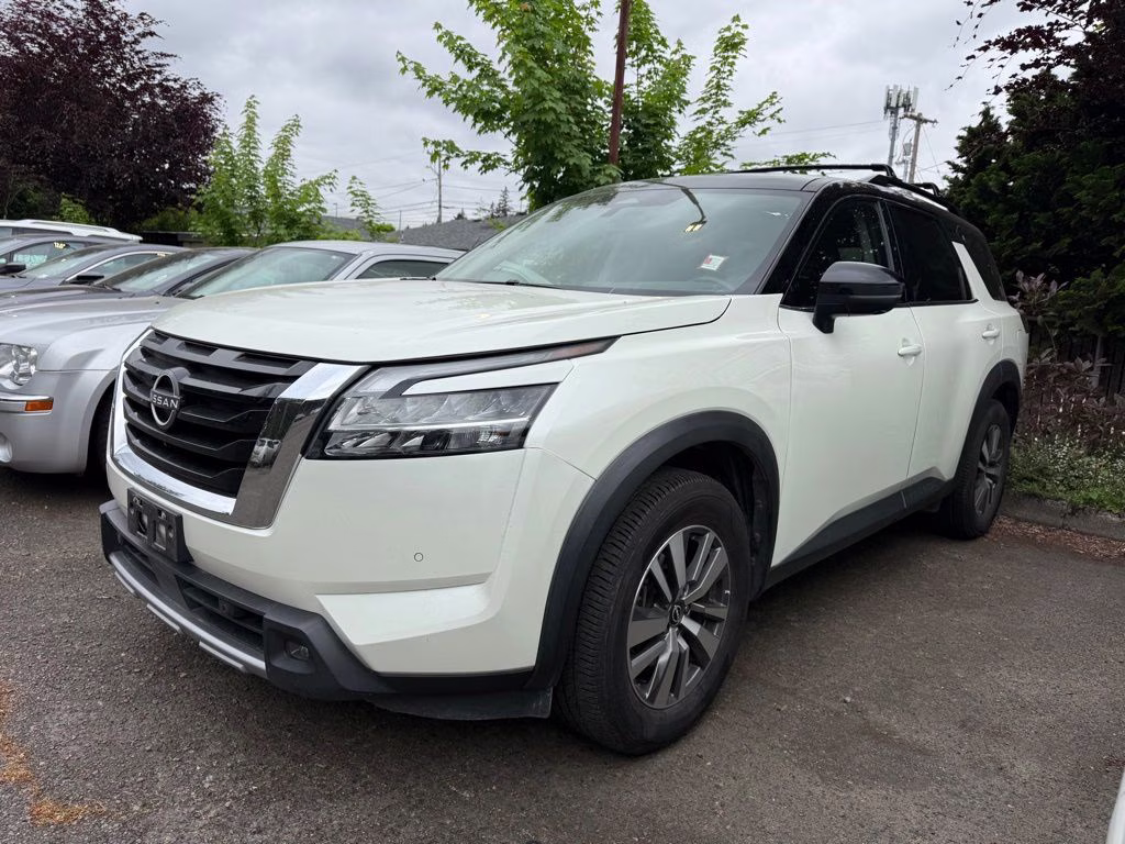 2023 Pearl White Tricoat/Super Black Nissan Pathfinder SL 4X4 SUV