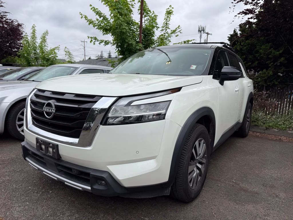 2023 Pearl White Tricoat/Super Black Nissan Pathfinder SL 4X4 SUV