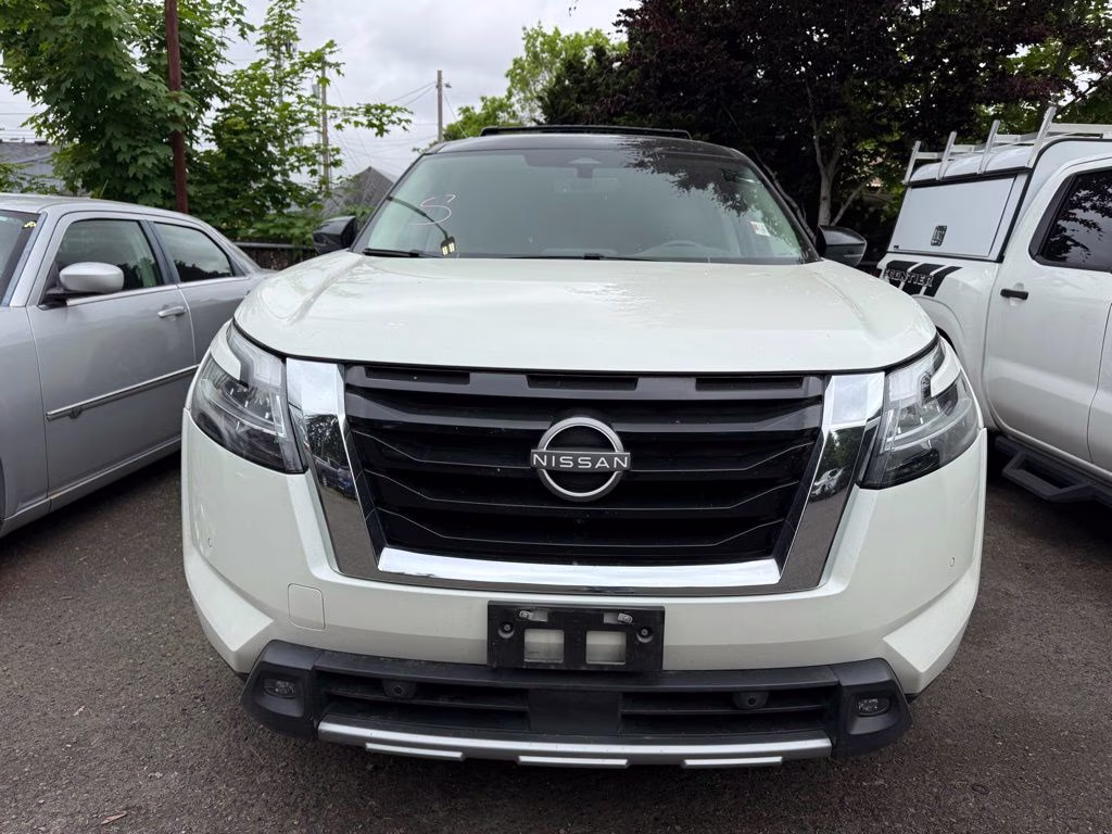 2023 Pearl White Tricoat/Super Black Nissan Pathfinder SL 4X4 SUV