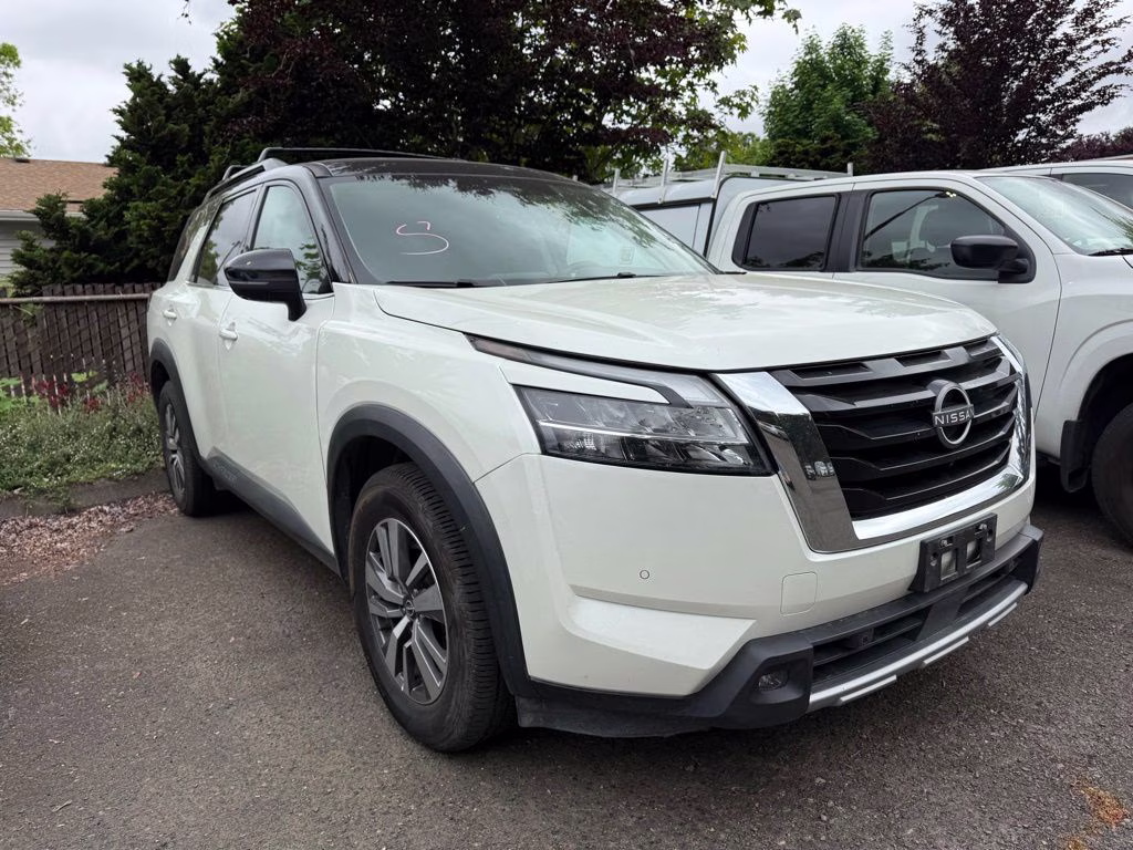 2023 Pearl White Tricoat/Super Black Nissan Pathfinder SL 4X4 SUV