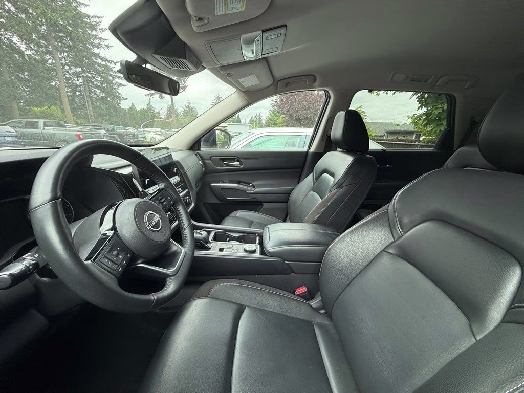 2023 Pearl White Tricoat/Super Black Nissan Pathfinder SL 4X4 SUV