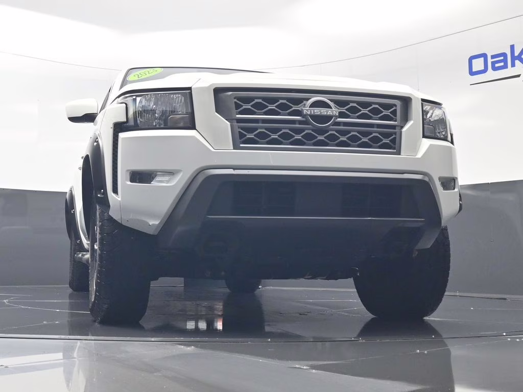 2023 Glacier White Nissan Frontier SV 4X4 Truck