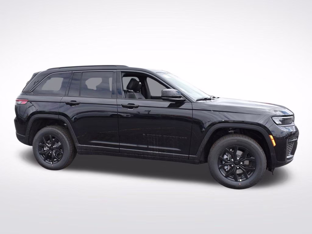 2026 Diamond Black Crystal Pearlcoat Jeep Grand Cherokee Laredo Altitude 4X4 SUV