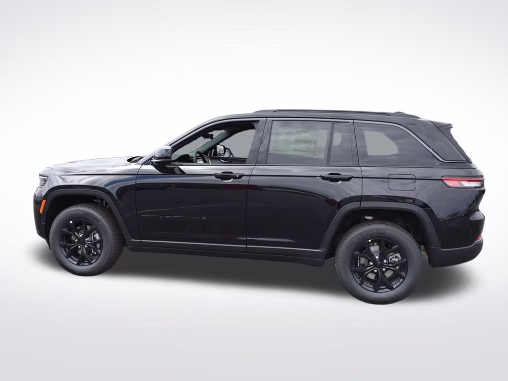 2026 Diamond Black Crystal Pearlcoat Jeep Grand Cherokee Laredo Altitude 4X4 SUV