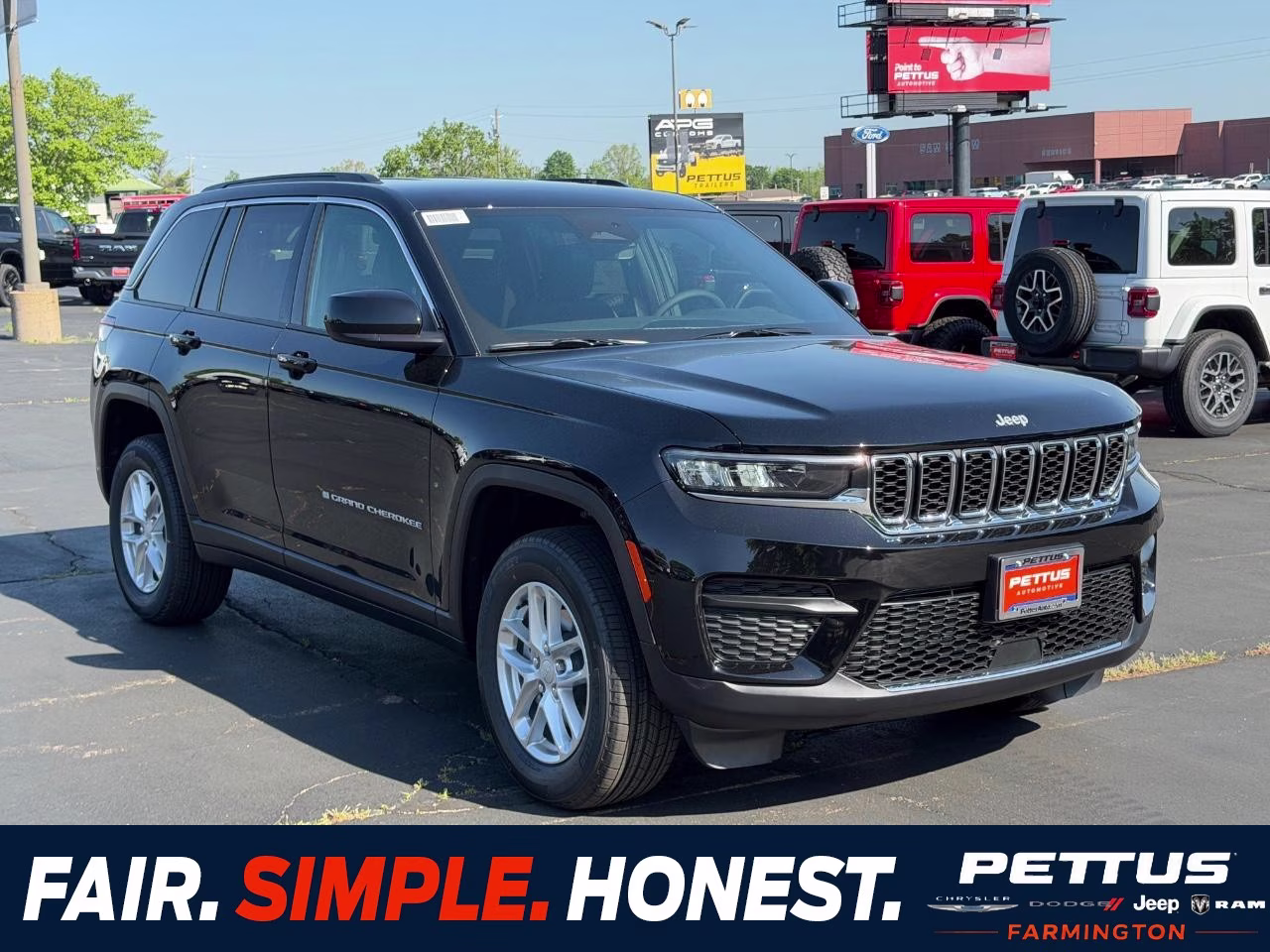 2026 Diamond Black Crystal Pearlcoat Jeep Grand Cherokee Laredo 4X4 SUV