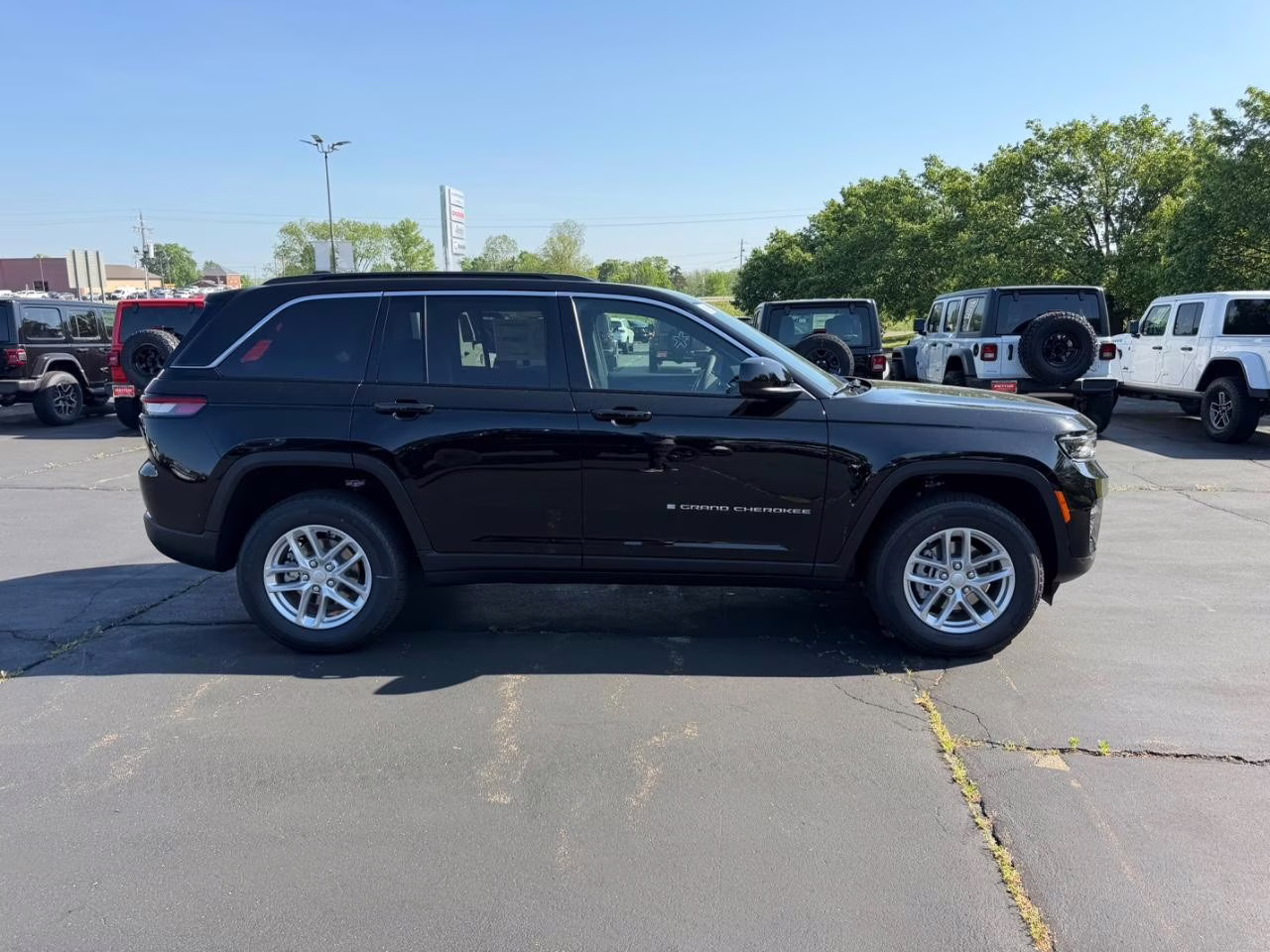 2026 Diamond Black Crystal Pearlcoat Jeep Grand Cherokee Laredo 4X4 SUV