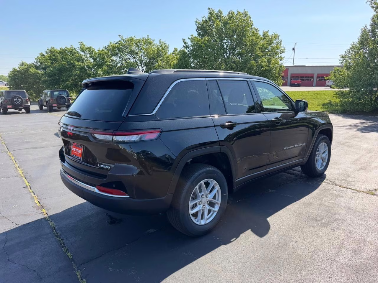 2026 Diamond Black Crystal Pearlcoat Jeep Grand Cherokee Laredo 4X4 SUV